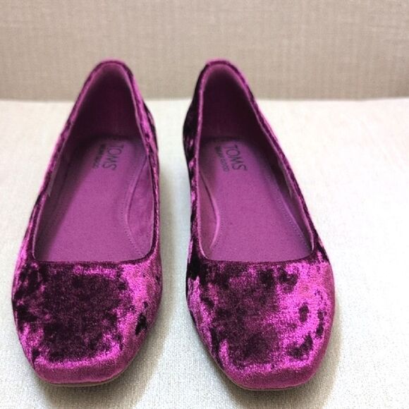 Toms Briella Flats In Berry Burgundy Crushed Velvet NWOT Size 7.5 - Picture 4 of 11